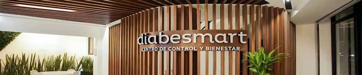 Fachada moderna del centro Diabesmart en un entorno luminoso y acogedor.