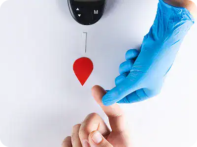 Médico con guantes de látex controlando un monitor de ritmo cardíaco.