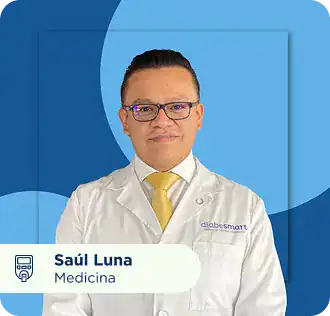 Doctor Saúl Luna en consulta médica en Diabesmart, especialista en diabetes.