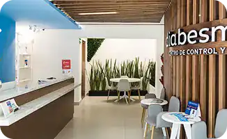Recepción moderna de Diabesmart con área de espera y decoración natural.